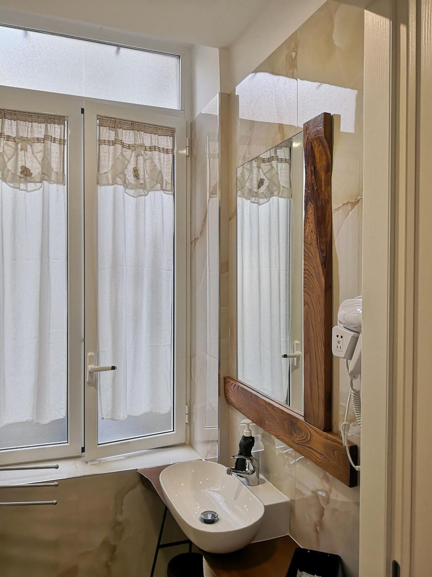 Il Centro Guest House Наполи Стая снимка